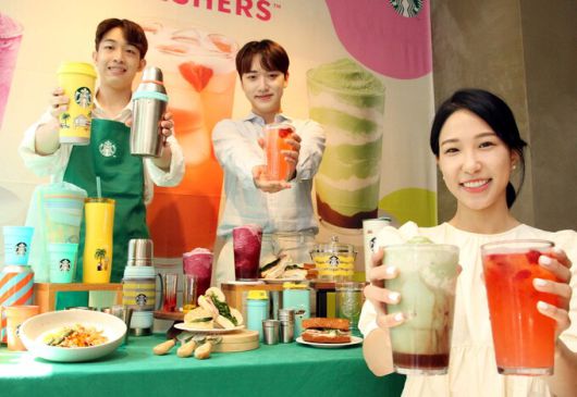 14일, 스타벅스 한국프레스센터점에서 진행한 출시 사진행사에서 모델들이 신제품을 선 보이고 있다.