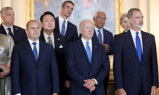 스페인 국왕 만찬 기념촬영 나토(북대서양조약기구) 정상회의 참석을 계기로 스페인을 방문 중인 윤석열 대통령이 28일(현지시간) 펠리페 6세 스페인 국왕(오른쪽) 내외 주최 만찬에 참석해 조 바이든 미국 대통령 등 참석자들과 기념촬영을 하고 있다. 이번 나토 정상회의에는 한국을 비롯해 일본·호주·뉴질랜드 등 아시아·태평양 지역 4개국이 초청국 자격으로 처음 참석했다. 마드리드=로이터연합뉴스