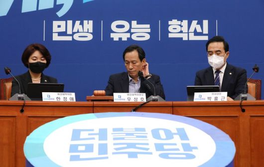 우상호 더불어민주당 비상대책위원장(사진 가운데)과 박홍근 원내대표(오른쪽), 한정애 최고위원이 지난 4일 오전 국회에서 열린 비상대책위원회 회의에 참석하고 있다. 연합뉴스