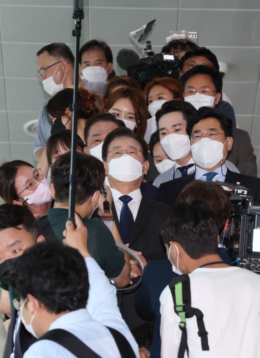 더불어민주당 이재명 의원이 17일 서울 여의도 국회 소통관에서 당대표 출마 기자회견을 마친 뒤 회견장을 나서고 있다. 국회사진기자단