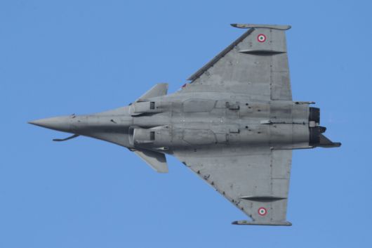 프랑스 닷소 라팔 전투기가 배면비행을 하고 있다. 세계일보 자료사진