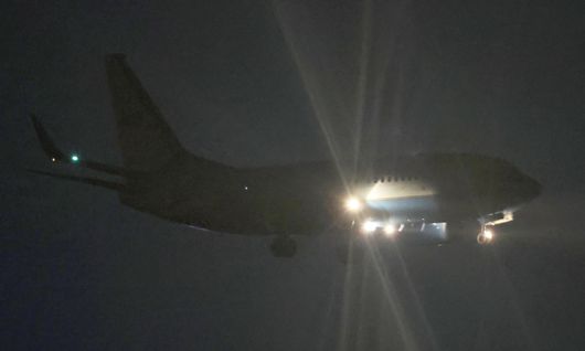 낸시 펠로시 미국 하원의장이 탑승한 비행기가 3일 경기도 평택시 주한미공군 오산기지에 착륙하고 있다. 연합뉴스