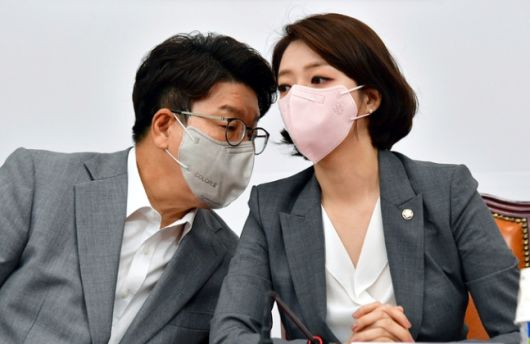 국민의힘 권성동 당 대표 직무대행 겸 원내대표(왼쪽)와 배현진 최고위원. 남제현 선임기자