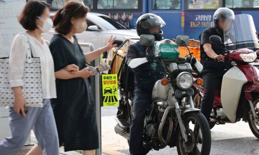 서울 시내의 한 우회전 차로에 우회전 시 일단멈춤 표시판이 설치돼 있다. 연합뉴스