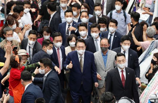 윤석열 대통령이 26일 대구 중구 서문시장을 방문해 장바구니를 들고 상인 및 시민들과 인사하고 있다. 대구=뉴시스