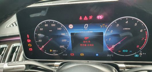 벤츠 ‘S클래스’에서 발생한 시동꺼짐 현상, 계기판에 ‘정차 후 엔진(시동)을 끄세요’라는 문구가 표시돼 있다. 제보자 제공