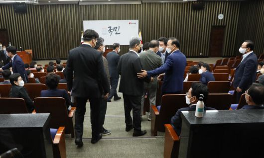 지난 27일 서울 여의도 국회에서 국민의힘 긴급 의원총회가 비공개로 열리고 있다. 뉴스1