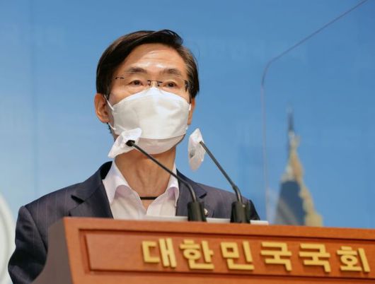 국민의힘 조경태 의원이 28일 국회소통관에서 기자회견을 하고 있다. 공동취재사진