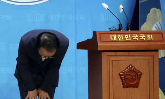 이동영 정의당 수석대변인이 4일 서울 여의도 국회 소통관에서 정의당 비례대표 총사퇴 권고에 대한 당원 총투표 결과 발표 브리핑을 마치고 고개숙여 인사하고 있다. 뉴시스