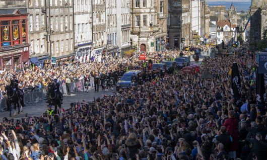 12일(현지시간) 영국 엘리자베스 2세의 관을 실은 차량이 성 자일스 대성당으로 이동하고 있다. AP연합뉴스