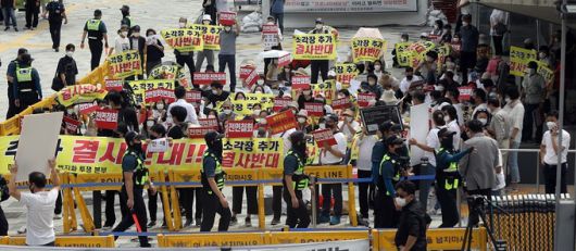 마포소각장신설백지화투쟁본부 회원들이 지난 14일 오후 서울 중구 서울시의회 인근에서 시의 신규 광역자원회수시설 부지 결정 철회를 촉구하고 있다. 뉴스1