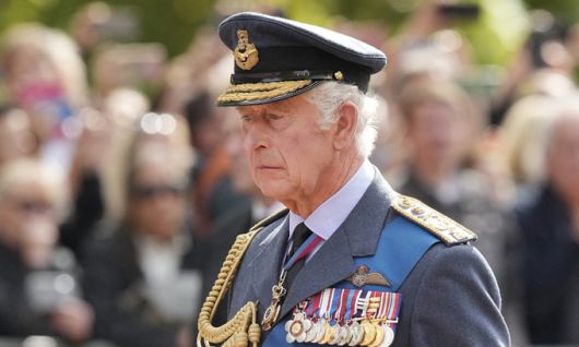 찰스 3세 영국 국왕이 지난 14일(현지시간) 영국 런던 버킹엄궁에서 엘리자베스 2세 여왕의 웨스트민스터 사원으로 운구 행렬을 따라가고 있다. AP뉴시스