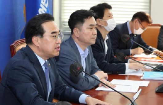 박홍근 더불어민주당 원내대표가 28일 서울 여의도 국회에서 열린 김진태 발 금융위기사태 긴급진상조사단 회의에서 발언하고 있다. 공동취재사진