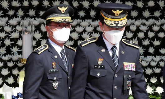 김광호 서울경찰청장(왼쪽)이 지난 10월 31일 서울광장에 마련된 이태원 사고 사망자 합동분향소를 찾아 애도하고 있다. 뉴스1