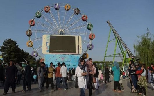 탈레반 재집권 이전인 2017년 아프가니스탄 카불 시내의 한 놀이공원 모습. 공원을 이용하는 여성들을 볼 수 있다. AFP연합뉴스