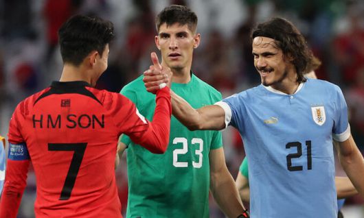 지난 24일(현지시간) 카타르 알라이얀의 에듀케이션 시티 스타디움에서 열린 2022 카타르 월드컵 조별리그 H조 1차전 대한민국과 우루과이 경기가 끝난 뒤 우루과이 에딘손 카바니가 손흥민과 인사하며 엄지손가락을 치켜세우고 있다. 알라이얀=연합뉴스