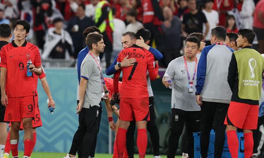 24일 오후(현지시간) 카타르 알라이얀 에듀케이션 시티 스타디움에서 열린 2022 카타르 월드컵 조별리그 H조 1차전 대한민국과 우루과이의 경기를 0대 0 무승부로 벤투 감독이 손흥민을 안아주고 있다. 뉴스1