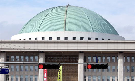 빨간불 켜진 국회 2023년도 예산안 처리를 앞두고 여야가 첨예하게 대립하는 가운데 12일 서울 여의도 국회 앞 도로의 신호등에 빨간불이 켜져 있다. 서상배 선임기자