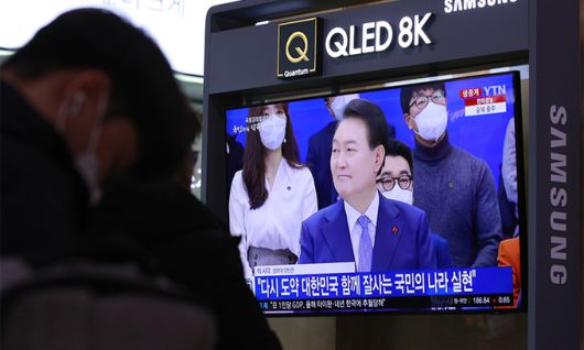 윤석열 대통령이 15일 청와대 영빈관에서 제1차 국정과제 점검회의를 주재하는 가운데 서울역에서 시민들이 생중계를 시청하고 있다. 뉴스1