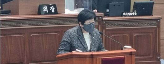 김미나 경남 창원시의원이 지난 13일 오후 열린 제120회 시의회 제2차 본회의에서 사과하고 있다. 창원=연합뉴스