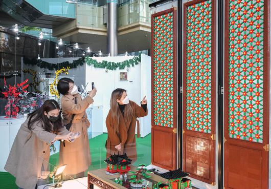 19일 서울 코엑스 1층 로비에서 개막한 대한민국 최대 레고 창작전시회 ‘브릭코리아 컨벤션 10주년 기념전’에 방문한 관람객들이 한국적 주제를 표현한 레고 창작품을 감상하고 있다.