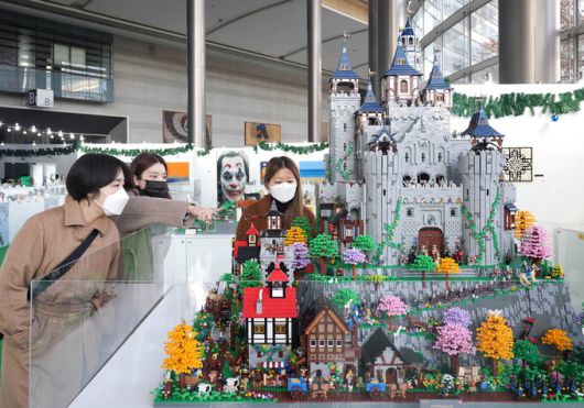 19일 서울 코엑스 1층 로비에서 개막한 대한민국 최대 레고 창작전시회 ‘브릭코리아 컨벤션 10주년 기념전’에 방문한 관람객들이 다양한 주제의 레고 창작품을 관람하고 있다.