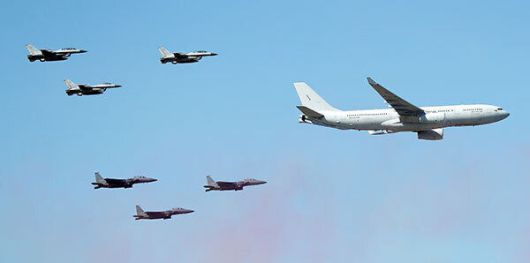 공군 KC-330 공중급유수송기와 F-15K, KF-16 전투기들이 편대를 구성해 비행하고 있다. 세계일보 자료사진