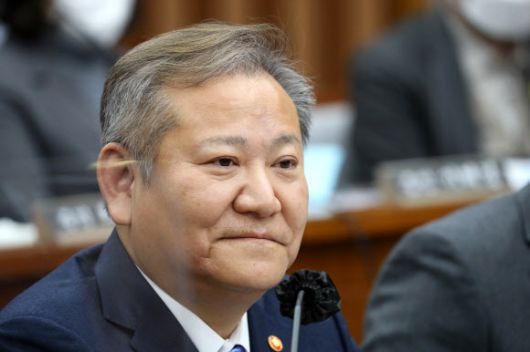 이상민 행정안전부 장관이 6일 서울 여의도 국회에서 열린 용산 이태원 참사 진상 규명과 재발 방지를 위한 국정조사 2차 청문회에서 의원 질의를 경청하고 있다. 뉴스1