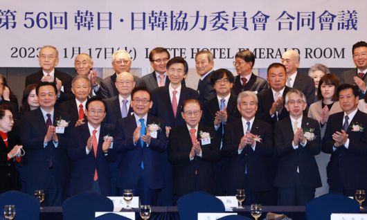 한일·일한 협력위 회의 개최 17일 서울 중구 롯데호텔에서 열린 제56회 한일·일한 협력위원회 합동회의에서 참석자들이 기념촬영을 하며 손뼉을 치고 있다. 앞줄 왼쪽 두 번째부터 조현동 외교부 1차관, 이주영 전 국회부의장, 김기병 한일협력위원회 이사장, 이대순 회장, 나카소네 히로무미 일한협력위원회 회장 대행, 아이보시 고이치 주한 일본대사, 야마구치 쓰요시 일본 중의원 의원. 연합뉴스