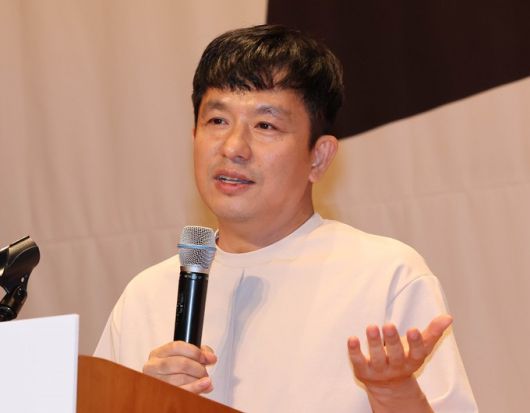 전 당구 국가대표 차유람씨의 남편인 작가 이지성씨. 연합뉴스