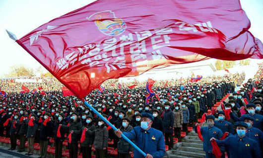 1일 북한 평양 야외극장에서 열린 청년들의 집단행사 모습. 북한 노동당 기관지 노동신문은 2일 이 사진을 보도함과 동시에 “평양에 거주하는 수많은 청년들이 건설공사 현장에서 일하겠다며 자원했다”고 전했다. 평양=노동신문·뉴스1