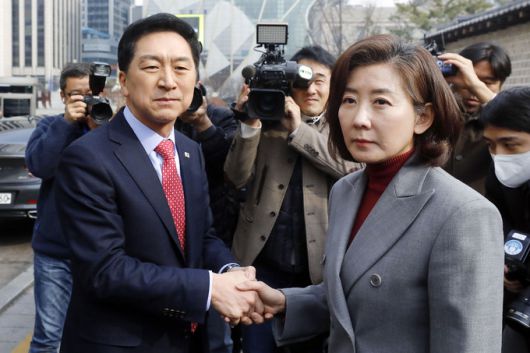 국민의힘 김기현 당대표 후보, 나경원 전 의원이 7일 서울 중구 한 음식점에서 오찬 회동을 마치고 악수하고 있다. 뉴시스