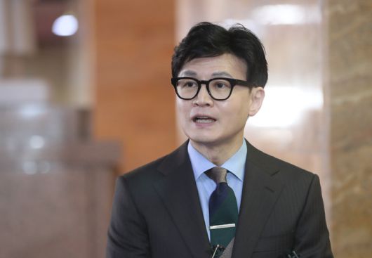 한동훈 법무부 장관이 28일 서울 여의도 국회에서 열린 중대 민생침해 금융범죄 대응방안 및 금융완화대책 민·당·정협의회에 참석하기 앞서 취재진의 질의에 답하고 있다. 뉴스1