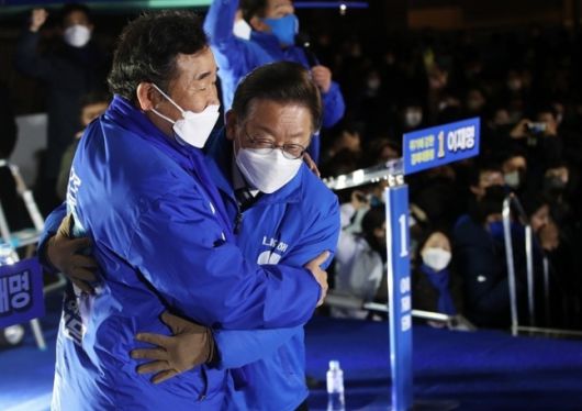 지난해 2월18일 당시 대통령선거 후보이던 이재명 더불어민주당 대표(오른쪽)가 광주 5·18 민주광장에서 열린 ‘광주 정신으로 미래를 열어주십시오’ 집중 유세에 참석한 이낙연 총괄 선거대책위원장(왼쪽)과 포옹하고 있다. 광주=연합뉴스