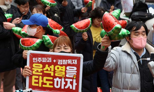 이재명 더불어민주당 대표의 지지자들로 구성된 수박깨기운동본부 회원들이 3일 서울 여의도 더불어민주당사 앞에서 이 대표의 체포 동의안 부결 관련 이탈표 규탄 집회를 하고 있다. 수박은 은어로 겉은 더불어민주당(파란색)이지만 속은 국민의힘(빨간색)이라는 뜻이다. 뉴스1