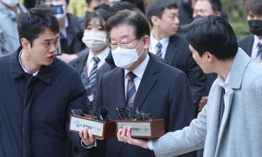 지난 대선 과정에서 허위 발언을 한 혐의로 재판에 넘겨진 더불어민주당 이재명 대표가 3일 서초구 서울중앙지방법원에서 열린 공직선거법 위반 혐의 사건 첫 재판이 휴정하자 청사를 나서고 있다. 연합뉴스