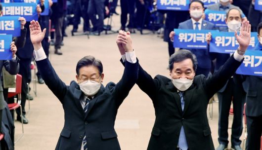 더불어민주당 이재명 대표(왼쪽)와 이낙연 전 대표. 연합뉴스