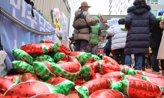 지난 3일 서울 여의도 더불어민주당 당사 앞에서 더불어수박깨기운동본부 관계자들이 비명계 의원들을 규탄하는 집회를 열고 있다. '수박'은 이 대표를 지지하지 않는, 겉과 속이 다른 배신자라는 뜻으로 이 대표 측 지지자가 지난 대선 당시 경선 상대였던 이낙연 전 대표의 측근 등을 비난할 때 쓰는 표현이다. 연합뉴스