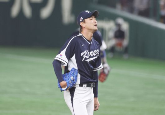 지난 10일 일본 도쿄돔에서 열린 2023 월드베이스볼클래식(WBC) B조 본선 1라운드 한국과 일본의 경기. 3회말 무사 1,3루 상황에서 일본 콘도에게 1타점 2루타를 허용한 한국 김광현이 아쉬운 듯한 표정을 짓고 있다. 연합뉴스