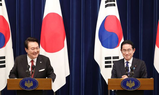 1박2일 일정으로 일본을 방문한 윤석열 대통령이 16일 일본 도쿄 총리 관저에서 기시다 후미오 일본 총리와 공동 기자회견을 하고 있다. 연합뉴스