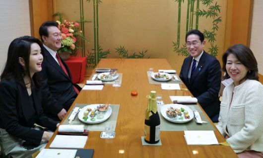 지난 16일 1박2일간의 일정으로 일본을 방문한 윤석열 대통령과 김건희 여사가 기시다 후미오 일본 총리 부부와 도쿄 긴자의 한 스키야키·샤부샤부 전문점에서 만찬을 하고 있다. 연합뉴스