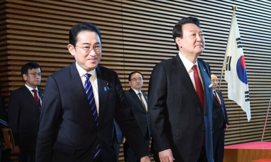 윤석열 대통령이 16일 오후 일본 도쿄 총리 관저에서 기시다 후미오 일본 총리와 의장대 사열을 마치고 소인수 회담장으로 향하고 있다. 연합뉴스