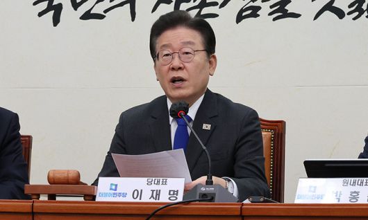 “외교 규탄” 더불어민주당 이재명 대표가 20일 서울 여의도 국회에서 열린 최고위원회의에서 발언하고 있다. 이 대표는 한·일 정상회담에서 독도 영유권과 위안부 문제가 다뤄졌다는 의혹에 대해 “진상을 밝히기 위해 국회가 강력한 조치에 나서야 한다”고 주장했다. 이제원 선임기자