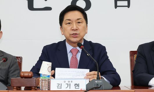“오직 민생” 국민의힘 김기현 대표가 20일 서울 여의도 국회에서 열린 국민의힘 최고위원회의에서 발언하고 있다. 김 대표는 이날 최고위를 마친 뒤 “민생 해결사 역할을 할 것”이라며 ‘민생희망특별위원회’를 출범했다고 밝혔다. 이제원 선임기자