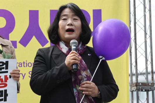 윤미향 무소속 의원이 지난 8일 오후 서울 종로구 옛 일본 대사관 인근에서 열린 일본군 성노예제 해결을 위한 제1586차 수요시위에 참석해 발언하고 있다. 연합뉴스