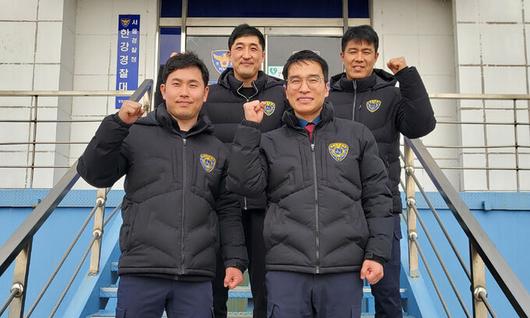 지난 9일 서울 마포구 한강경찰대 망원한강치안센터 앞에서 앞줄 오른쪽부터 시계방향으로 신창훈 한강경찰대장과 정현성 경사, 김봉석 경위, 정진열 경위가 파이팅을 외치고 있다. 구윤모 기자