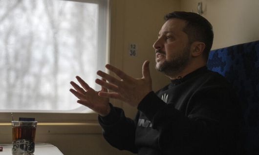 볼로디미르 젤렌스키 우크라이나 대통령이 28일(현지시간) 동부 수미주(州)에서 수도 키이우로 향하는 기차 안에서 AP통신과 인터뷰하고 있다. 젤렌스키 대통령은 이날 인터뷰에서 시진핑 중국 국가주석을 만날 준비가 됐다고 말하며 시 주석을 우크라이나에 초청하겠다는 입장을 재확인했다. AP연합뉴스