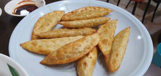 군만두는 4000원에 10개로 둘이 먹어도 많은 양이다. 사진은 한 개 먹어서 9개.