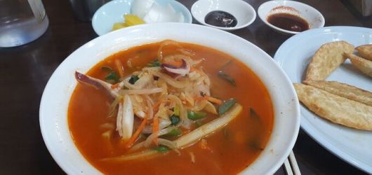 해물은 오징어뿐인 짬뽕. 생물을 직접 손질해 얼렸다가 쓰기 때문에 오징어 귀, 몸통, 다리가 다 들었다. 야채의 씹는 맛이 살아있으며 자극적이지 않고 국물이 깔끔하다.