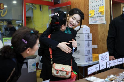 윤석열 대통령 부인 김건희 여사가 14일 오후 대전 중구 태평전통시장을 방문해 상인과 포옹하고 있다. 뉴시스